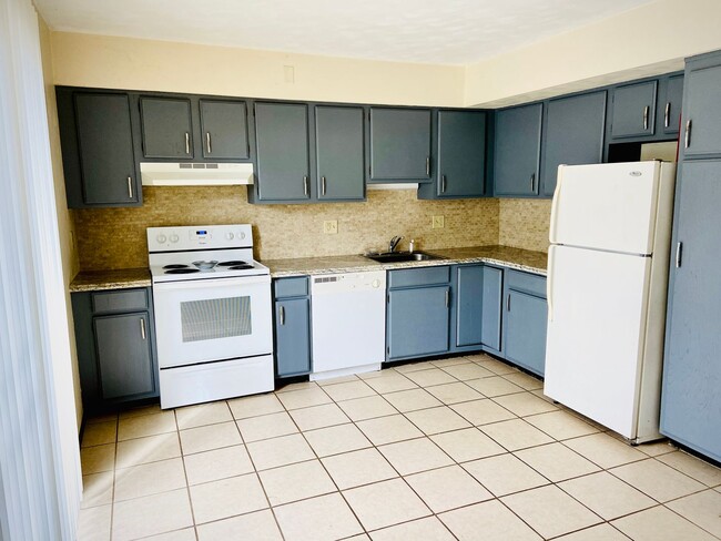 Building Photo - 4130-4136 Canterbury Dr Unit 4134