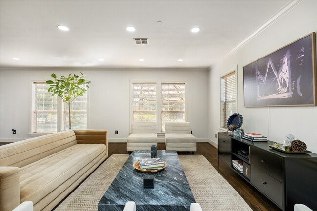 Photo - 516 W 30th St