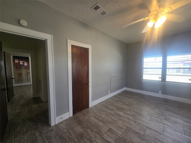 Photo - 3828 Ave S