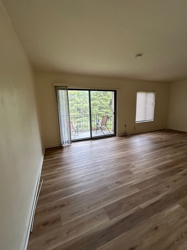 Photo - Rental, 1bed/1bath unit available in Green...