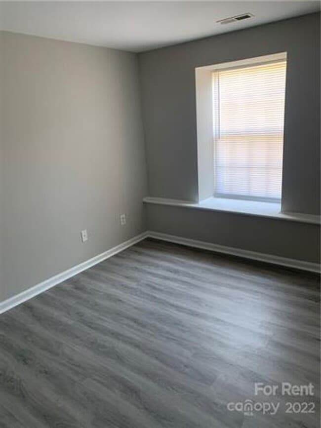 Building Photo - Renovated two bedroom, two bath unit locat... Rental