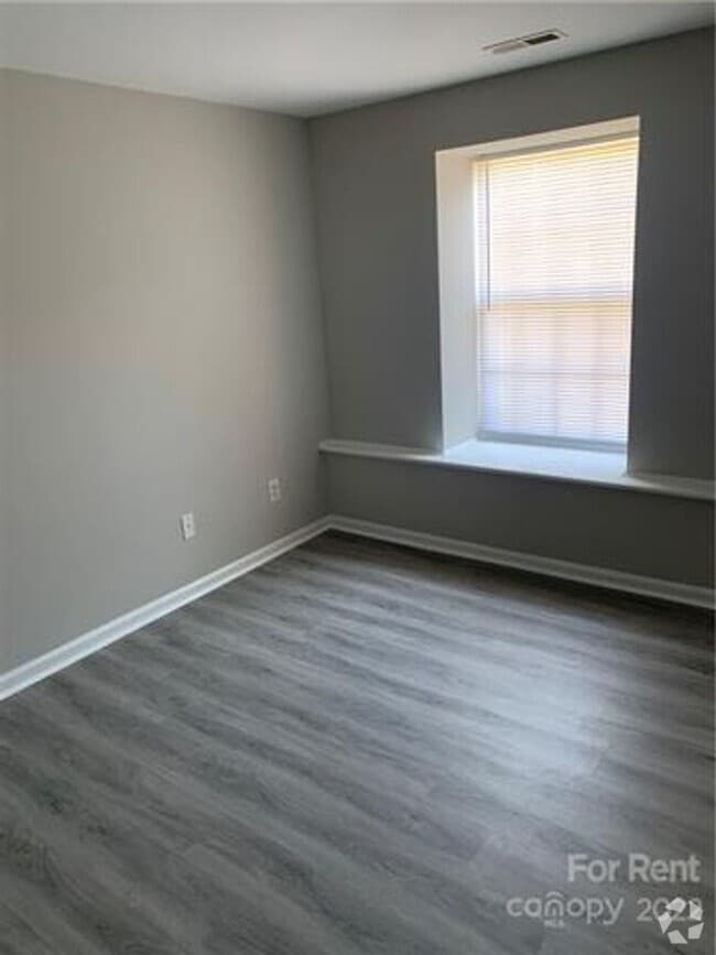 Building Photo - Renovated two bedroom, two bath unit locat... Rental