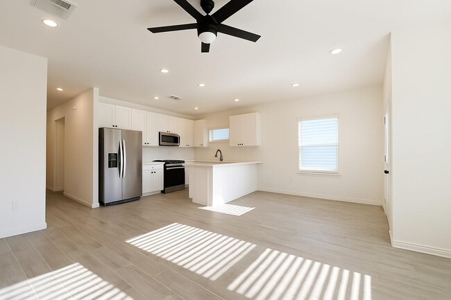 Photo - 16770 Meadowcroft St