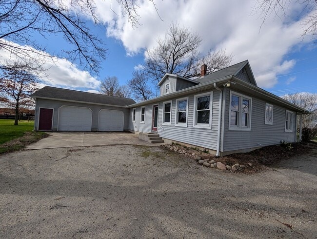 Building Photo - 4 Bedroom 2 Bathroom House - Middlebury