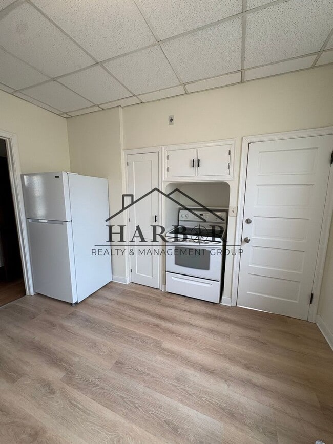 Building Photo - 711 1st Dr NW Unit A