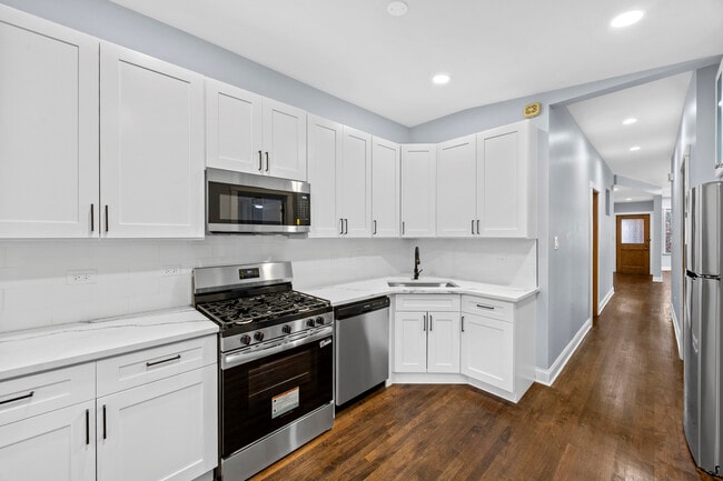 Building Photo - 915 W Newport Ave Unit 1