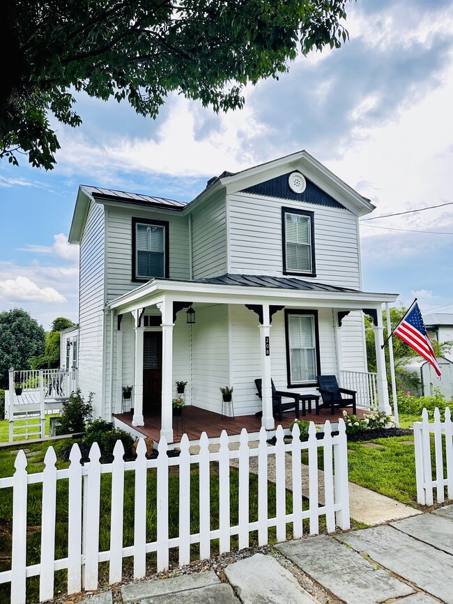 Photo - 208 F St House