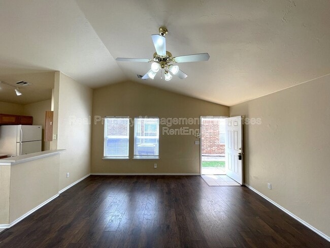 Photo - 1915 Leeds Ln