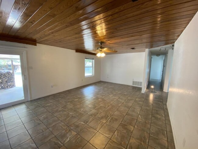 Photo - 1122 Rhonda Lee St