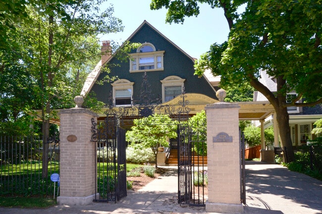 Frontal view of property - 1228 Forest Ave Unit #3