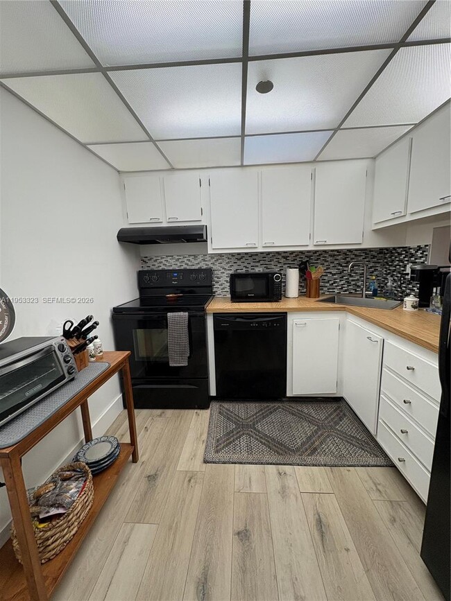 Building Photo - 1470 NE 123rd St Unit A1011