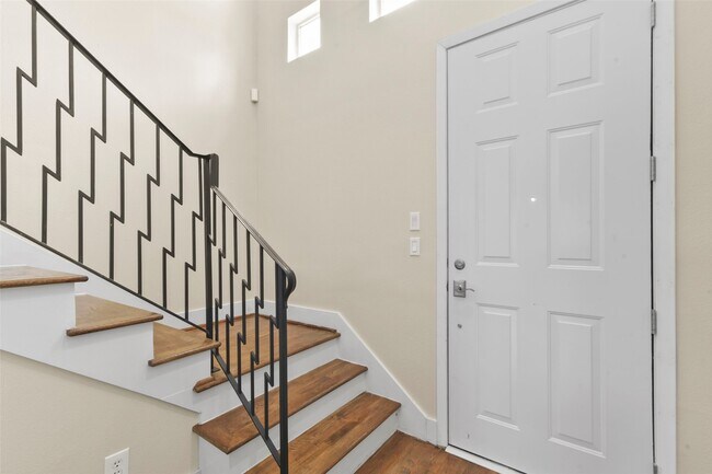 Photo - 901 Roy St