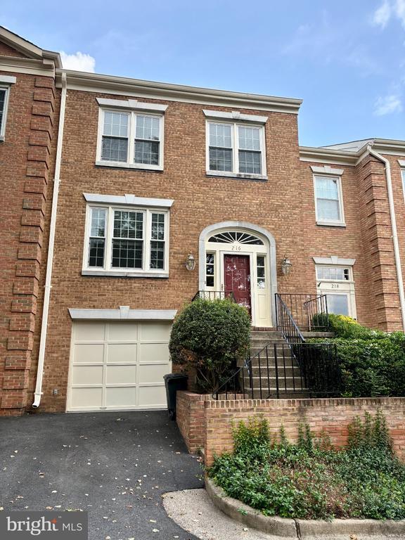 216 Gretna Green Ct
