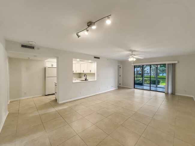 Building Photo - 2112 S Cypress Bend Dr Unit 104 Rental