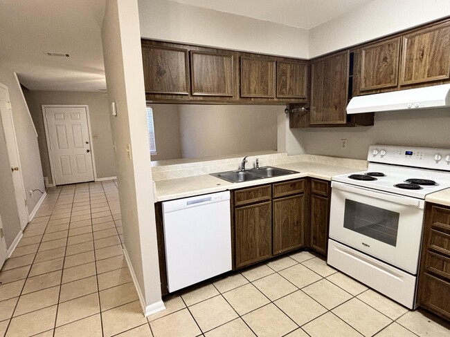 Photo - 696 Tyner St
