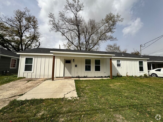 Building Photo - 3 Bedroom 2 Bathroom Modern House