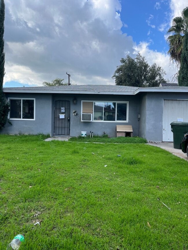 Building Photo - Sierra Way (1726 North) Unit 1