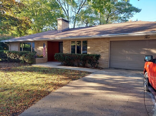 Building Photo - 5 Mayfair Ct