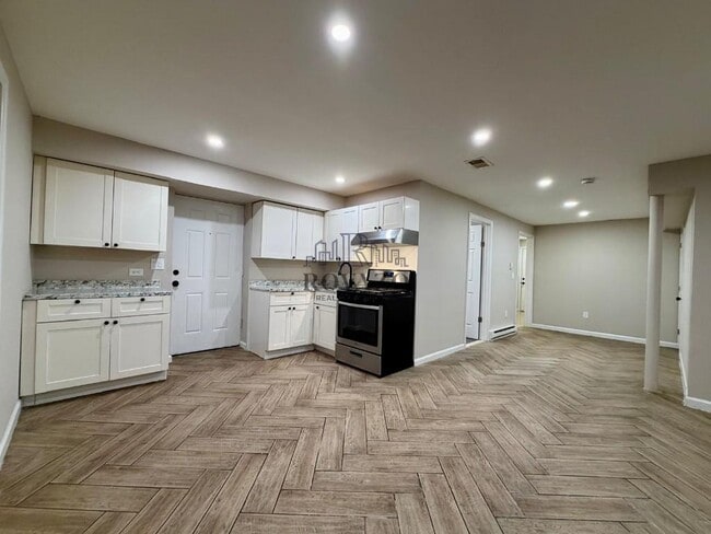 Photo - 172 Seymour Ave Unit side