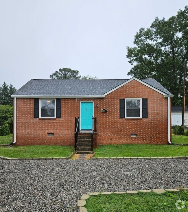 Building Photo - Newly Renovated 3BR/1BA Home - West End - ...