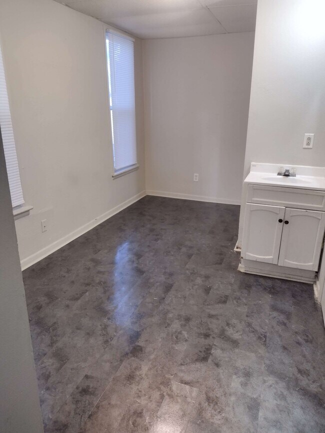 910 W 8th St Unit 2