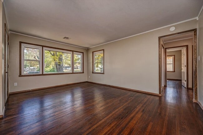 Photo - 809 N Ross Ave