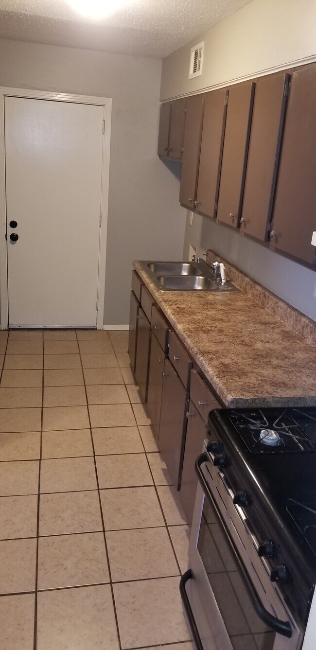 Photo - 1307-09 Halcomb ln