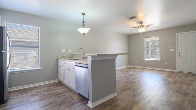 Building Photo - 4408 30th 1/2 St - 4408 #B