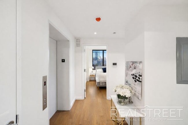 Photo - NO FEE Luxury Waterfront 2 Bedroom with wrap around terrace! Unit 2B