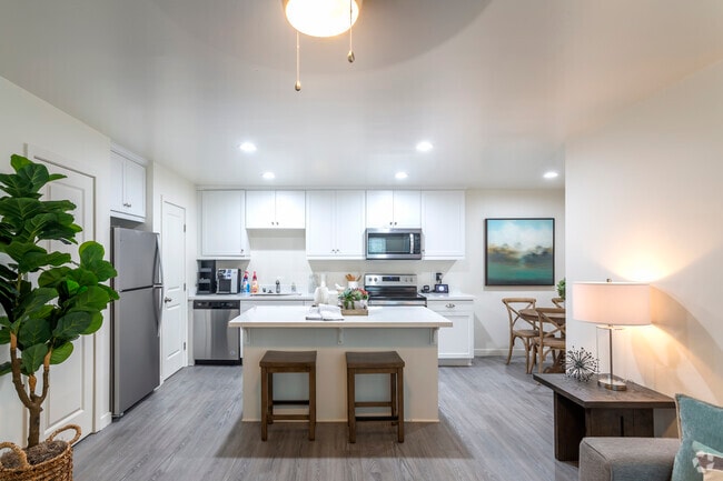 2 BR, 1 BA - 900 SF