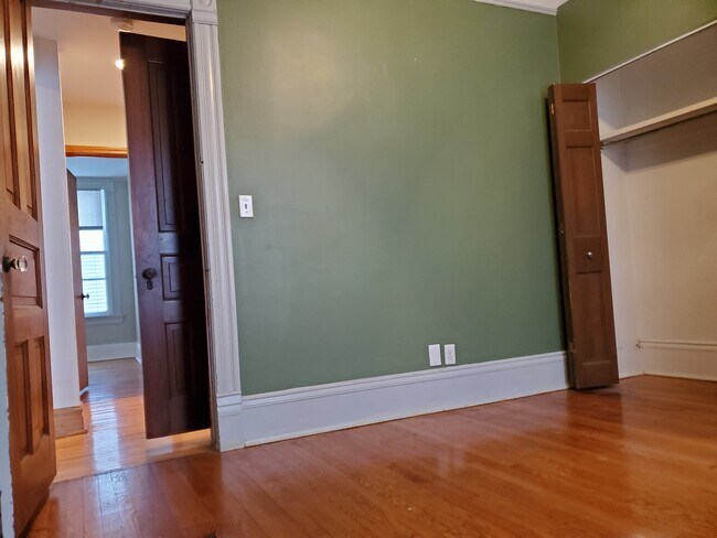 Photo - 1560 E Irving Plz Unidad Rear lower 2 bdrm