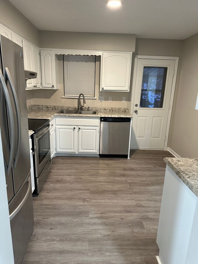 Newly Remodeled 4 Bedroom house on one acer - Newly Remodeled 4 Bedroom house on one acer