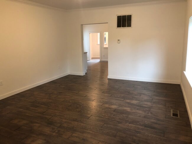 Photo - 410 E James St