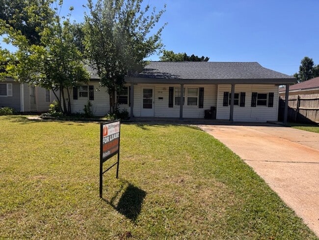 Building Photo - 3 bed 1 bath garage conversion , great area! New countertops and kitchen and bath updates!