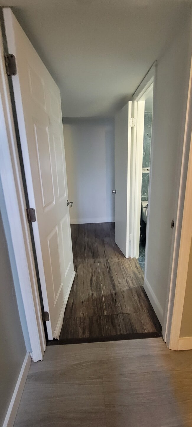 Building Photo - 1078 W 42nd Pl Unit Efficiency Rental