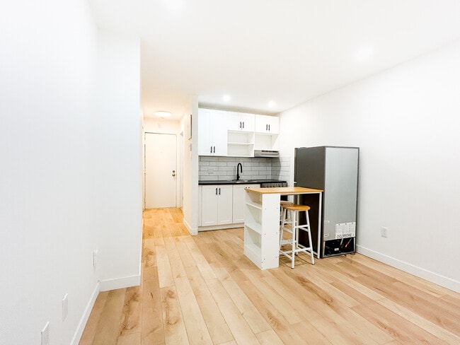 Building Photo - 1375 Rue La Fontaine