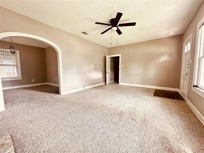 Photo - 916 E 37th St