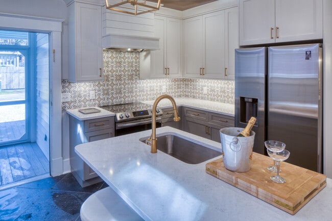 Photo - 228 W 38th St