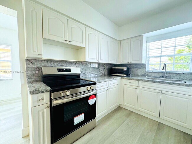 Photo - 115 W 37th St