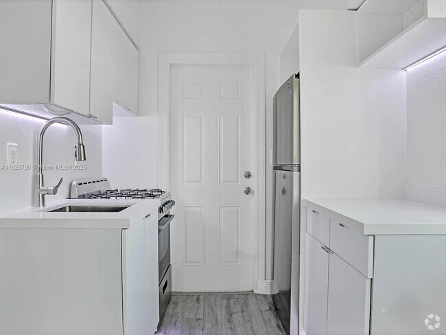 Building Photo - 7315 Carlyle Ave Unit 1 Rental
