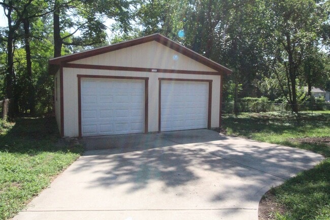 Photo - 4 Bedroom 2 Bath Updated Home In Overland Park
