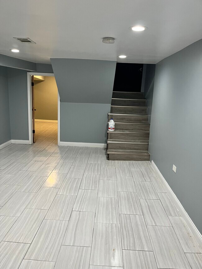 Building Photo - 6222 S Albany Ave Unit Garden