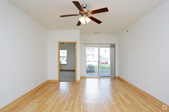 1BR, 1BA - 615 SF - Living Room