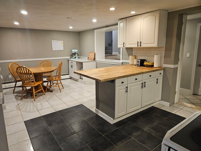 Kitchen/Dining - 71 Leitha Dr