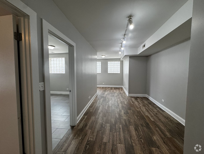 Building Photo - 5003 N Sawyer Ave Unit GDN Rental