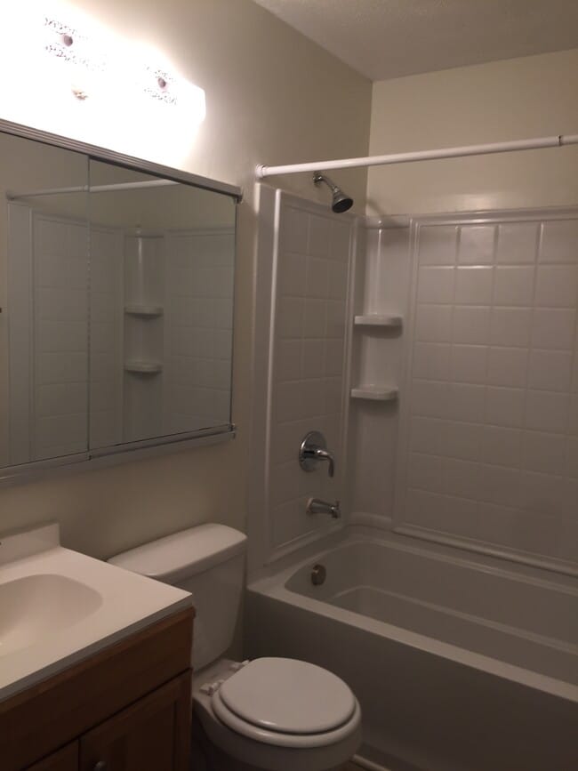 18 Bath - 18 White Cir