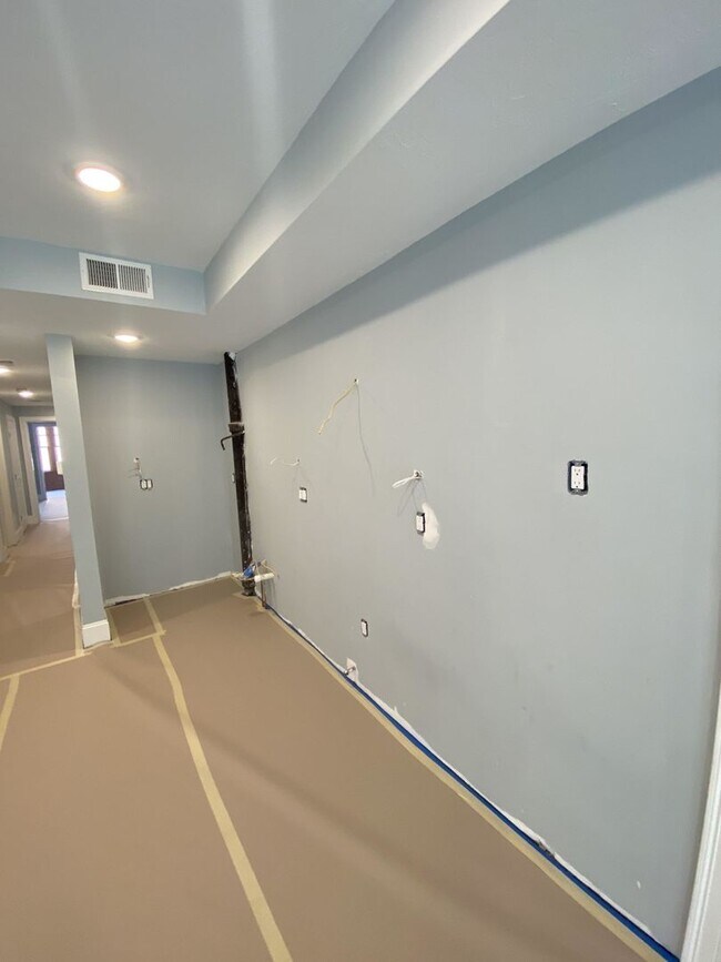 Photo - Giant 5 Bed 2 Bath Minutes form the Green Line