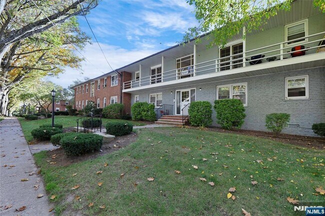 Photo - 25- 18 High St Unit B