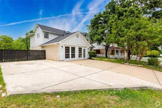 Building Photo - 1002 Oakridge Dr Rental