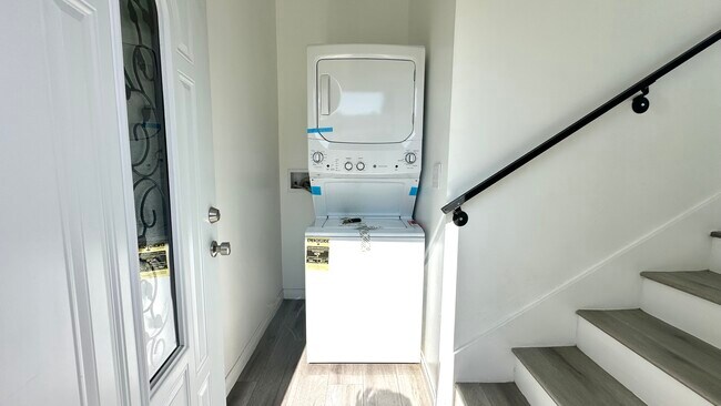 Photo - 16023 Wyandotte St